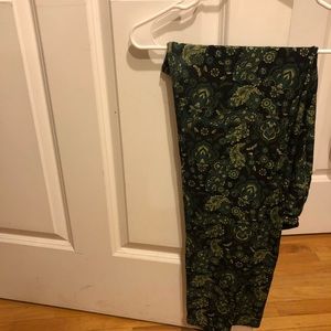 Lularoe green and black leggings.